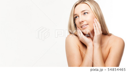 ビューティーショット　金髪　外国人女性　笑顔　きれい　かわいい　上半身　スキンケア　健康　 54854465
