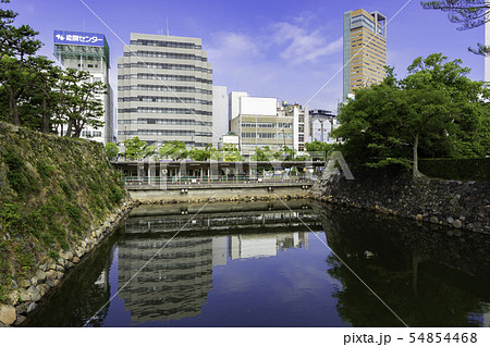 高松城址　玉藻公園　鞘橋から琴電高松築港駅ホームを望む　香川県高松市 54854468