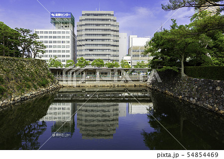 高松城址　玉藻公園　鞘橋から琴電高松築港駅ホームを望む　香川県高松市 54854469
