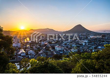 丸亀城より讃岐富士と朝日を見る風景 54855244