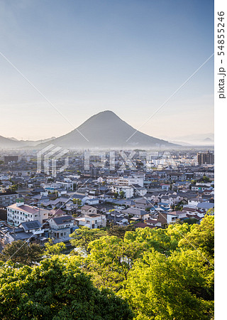 丸亀城より朝靄のかかる讃岐富士を望む 54855246
