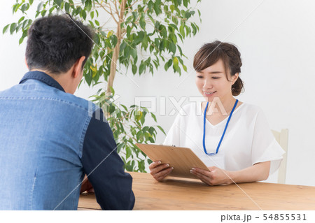 カウンセリングする女性 54855531
