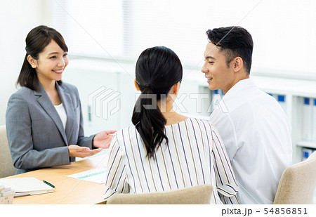 若い夫婦（相談） 54856851