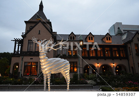 東京ガーデンテラス紀尾井町の夕景 ライトアップされたクラシックハウス前のパブリックアート 東京ガーデンテラス紀尾井町の夕景 ライトアップされたクラシックハウス前のパブリックアート 54859307