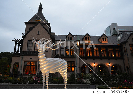 東京ガーデンテラス紀尾井町の夕景　ライトアップされたクラシックハウス前のパブリックアート 54859308