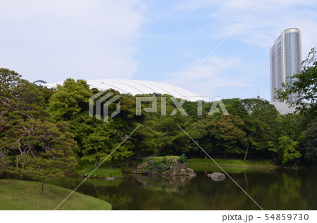 東京ドーム・東京ドームホテルと小石川後楽園　～水面に映る東京ドームホテル～ 54859730