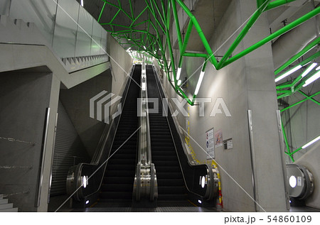 大江戸線飯田橋駅エスカレーター　無機質ながらも洗練されたデザイン　パブリックアート 54860109