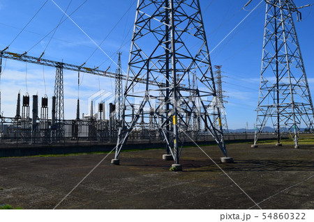 変電設備と送電線 変電設備と送電線 54860322