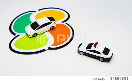 [交通イメージ] 昨今話題となっている高齢者（シニアドライバー）による自動車運転のイメージ 54860391