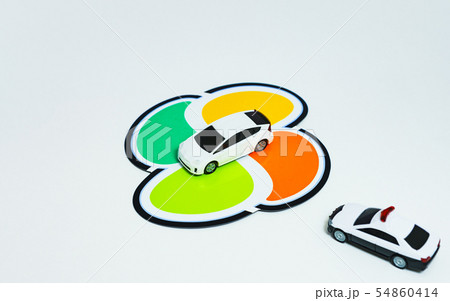 [交通イメージ] 昨今話題となっている高齢者（シニアドライバー）による自動車運転のイメージ 54860414