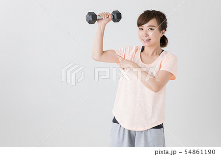 筋トレする女性 54861190