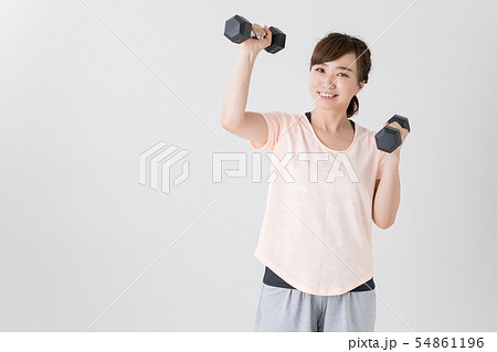 筋トレする女性 筋トレする女性 54861196