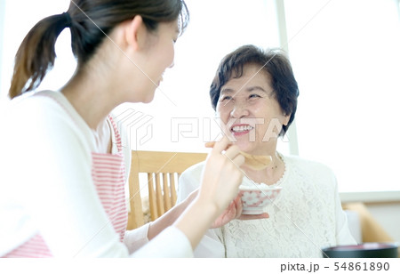 シニア介護の食事イメージ 54861890