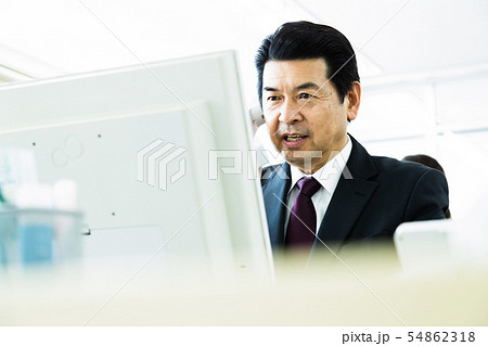 男性　社長　ビジネス　ビジネスマン　ミドル　オフィス 54862318