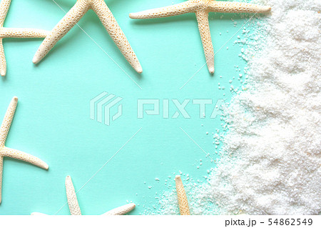 夏のイメージの背景素材　ヒトデ　砂 54862549
