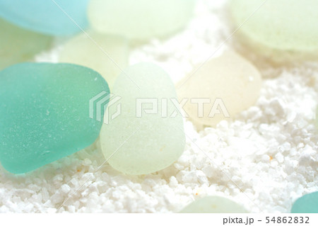 夏のイメージの背景素材　ビーチグラス　白い砂 54862832