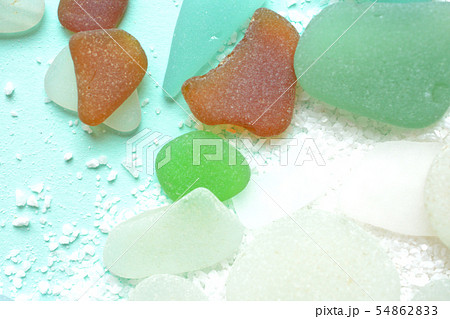 夏のイメージの背景素材　ビーチグラス　白い砂 54862833