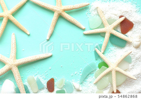夏のイメージの背景素材　ヒトデ　白い貝がら　砂　ビーチグラス 54862868