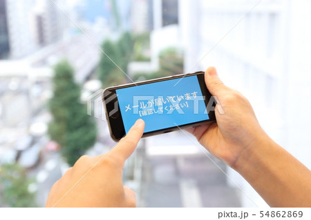 スマートフォンのビジネスシーン　コンシェルジュ機能　メール着信連絡 54862869