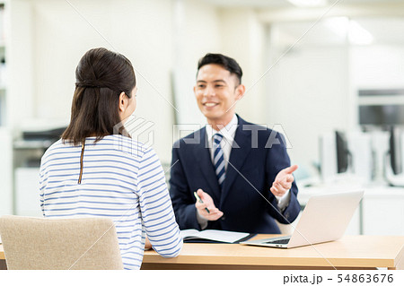 若い女性（相談） 54863676
