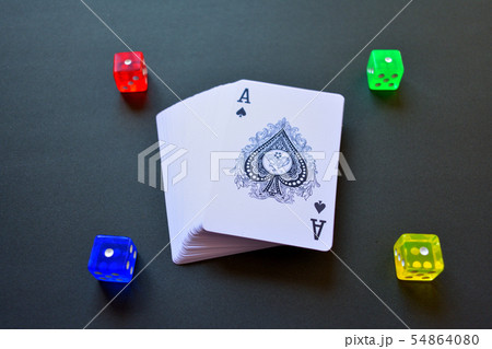 トランプとカラフルなサイコロ トランプとカラフルなサイコロ 54864080