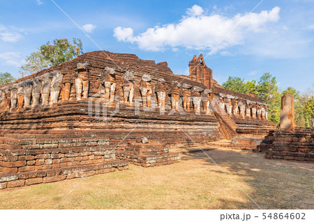 Ancient gate at Wat Chang Rob temple in Kamphaeng 54864602