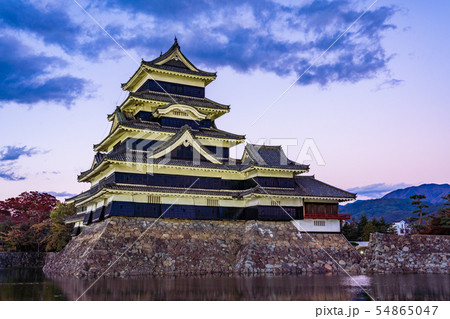 （長野県）国宝　松本城　ライトアップ 54865047