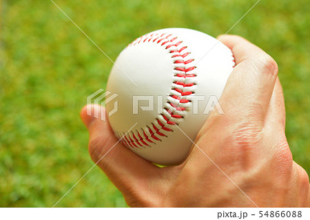 ピッチャーがカーブ 変化球 を投げるイメージ 野球ボールの写真素材