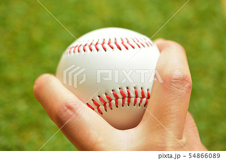 ピッチャーがフォーク 変化球 を投げるイメージ 野球ボールの写真素材