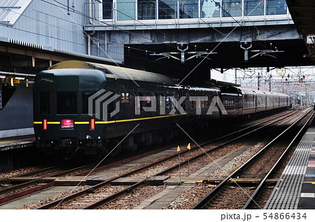 北陸本線、富山駅を発車する特急トワイライトエクスプレス(EF81形+24系) 北陸本線、富山駅を発車する特急トワイライトエクスプレス(EF81形+24系) 54866434