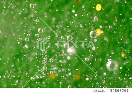 背景素材：泡のイメージ（緑） 54868561