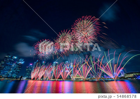 シンガポールの夜景と花火 シンガポールの夜景と花火 54868578