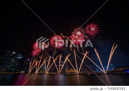 シンガポールの夜景と花火 54868581