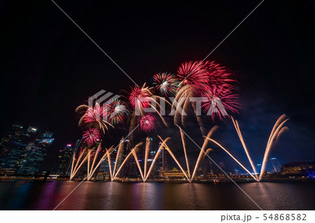 シンガポールの夜景と花火 54868582