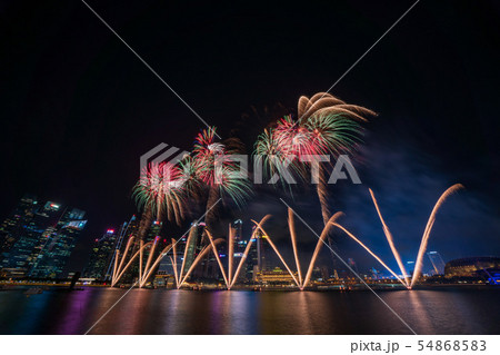 シンガポールの夜景と花火 54868583