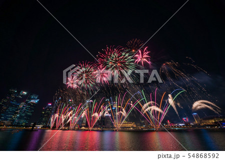 シンガポールの夜景と花火 54868592