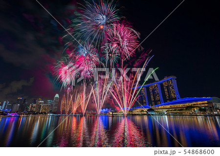 シンガポールの夜景と花火 54868600