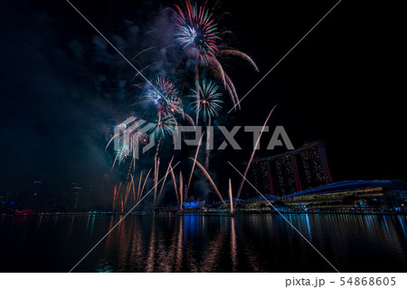 シンガポールの夜景と花火 54868605
