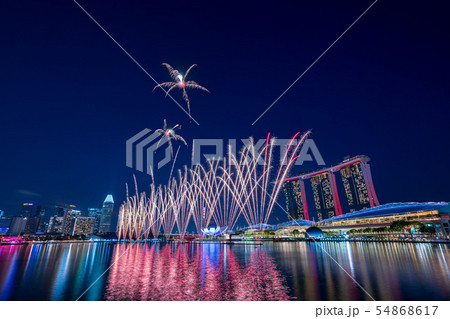 シンガポールの夜景と花火 54868617