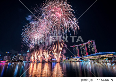 シンガポールの夜景と花火 54868619
