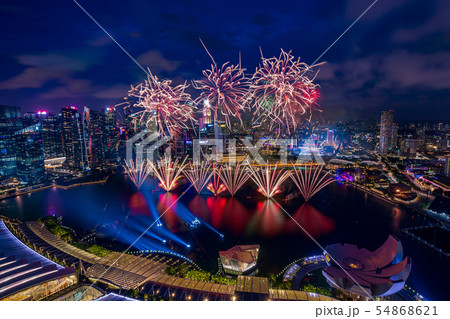 シンガポールの夜景と花火 54868621