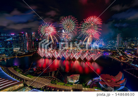 シンガポールの夜景と花火 54868630
