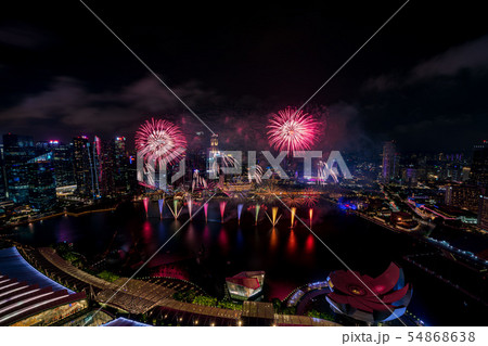 シンガポールの夜景と花火 54868638