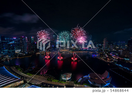 シンガポールの夜景と花火 54868644