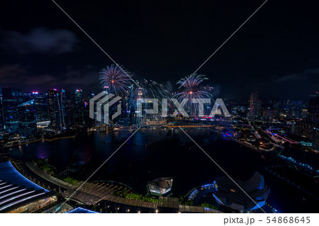 シンガポールの夜景と花火 54868645