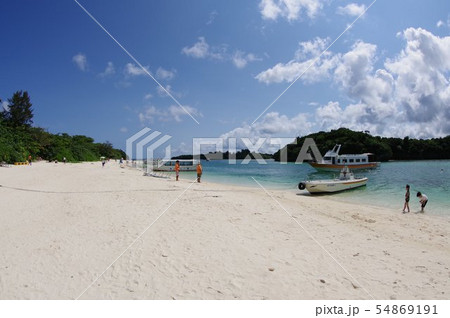 石垣島の名勝地　川平湾　グラスボート観光が盛ん 54869191