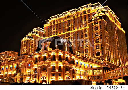 ライトアップされたマカオの豪華なカジノホテル 【中国・マカオ】 54870124