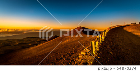 ハワイ島マウナケア山頂の朝日の写真素材