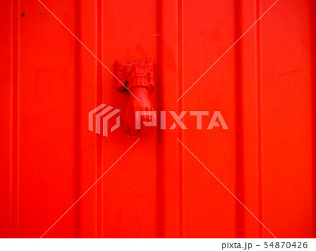 ティラナ、アルバニアのドアノッカー 54870426