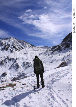 室堂から雄山、浄土山を見る登山者（立山の室堂で撮影） 54870830